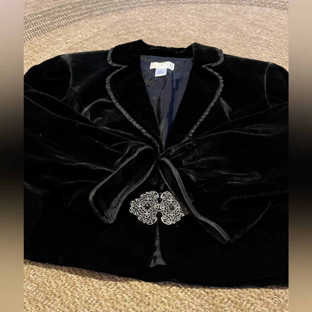 Ann Taylor LOFT black velvet cropped blazer bolero shrug w/ silver clasp closure - Picture 11 of 13